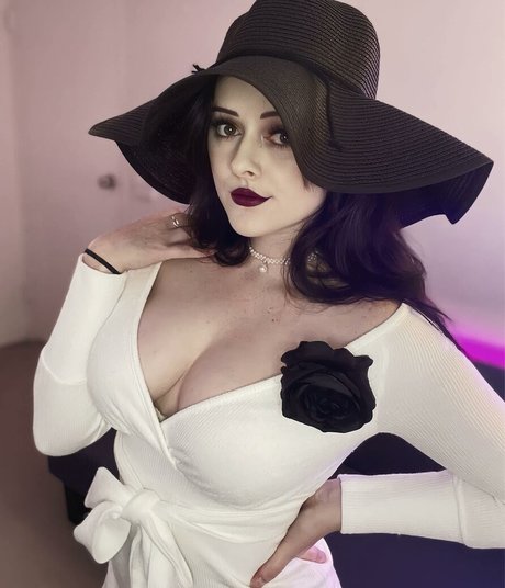 Juicyiris model nude pic