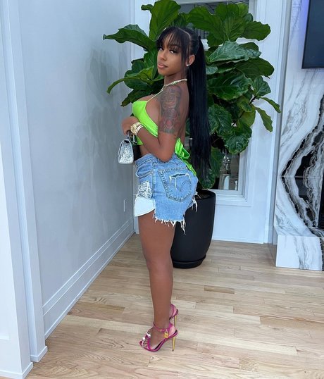 Ashley Burgos hot star img