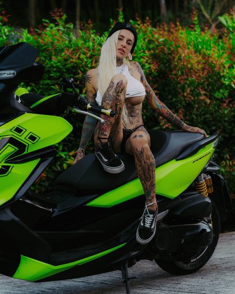 Bantikboy_ model hot pics