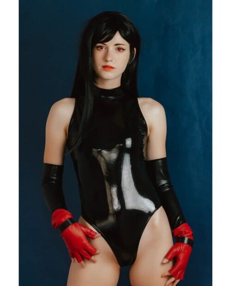 Noelle Sama model art galleries