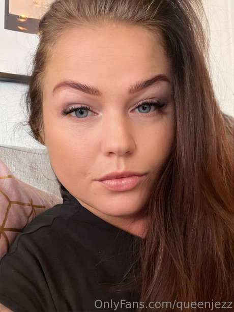 Queenjezz naked pornstar photo