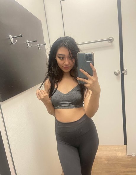 Monahazey nude model pics