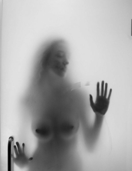 Curly Phoenix high quality actress photo