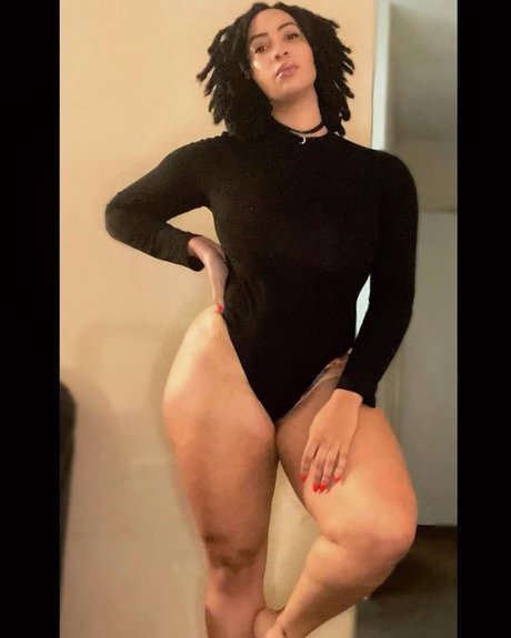 God Beth model top photos