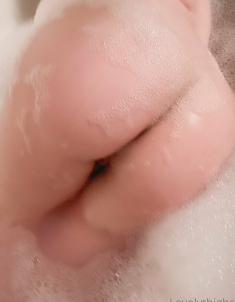 lovelythighs high quality model image