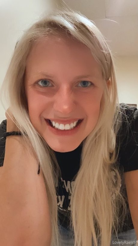 Lovely Rae adult model image