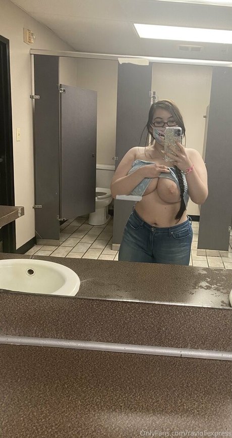 ravioliexpress nude model img