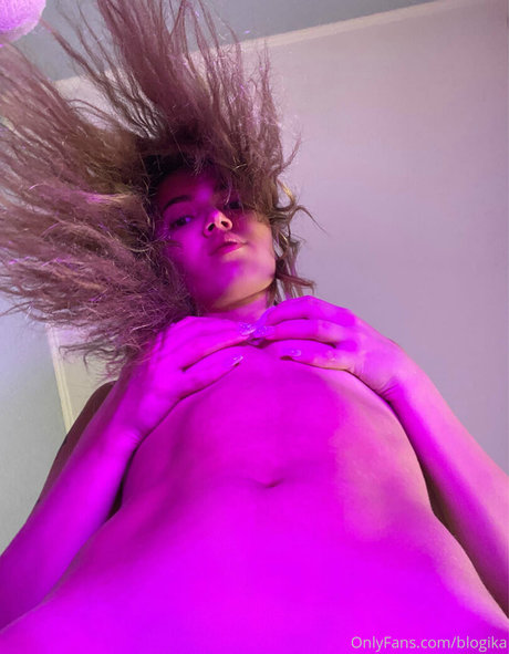 Blogika naked actress pic