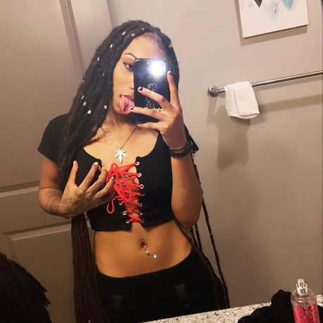 Lola and Moni star nice pic