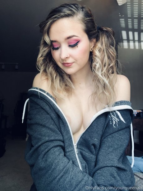 yourqueenals perfect model img