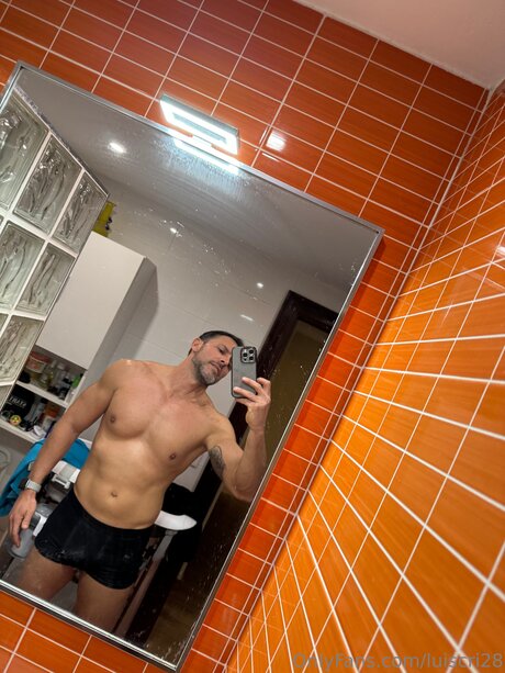 Lucri28 model top images