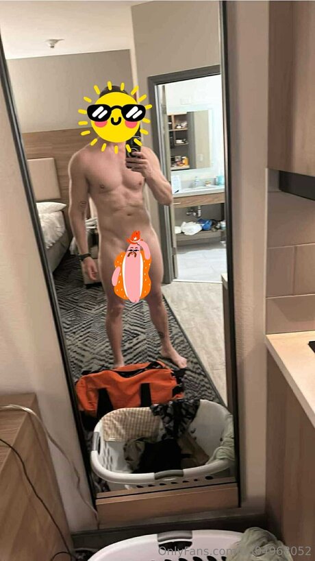 U304968052 exclusive model image