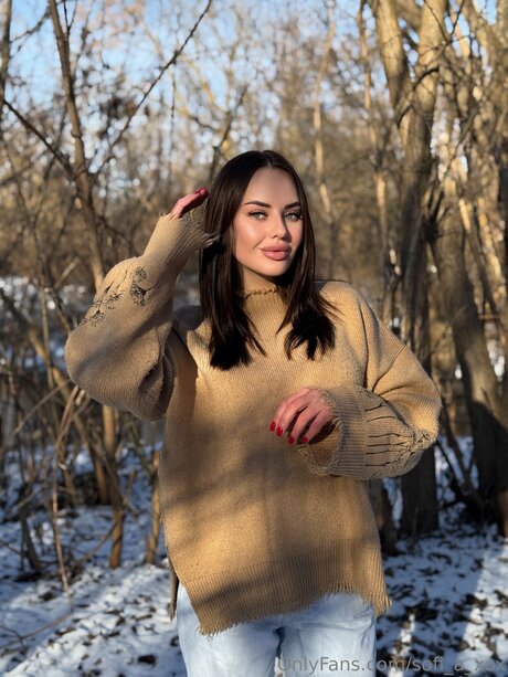 Mary Plays model perfect image