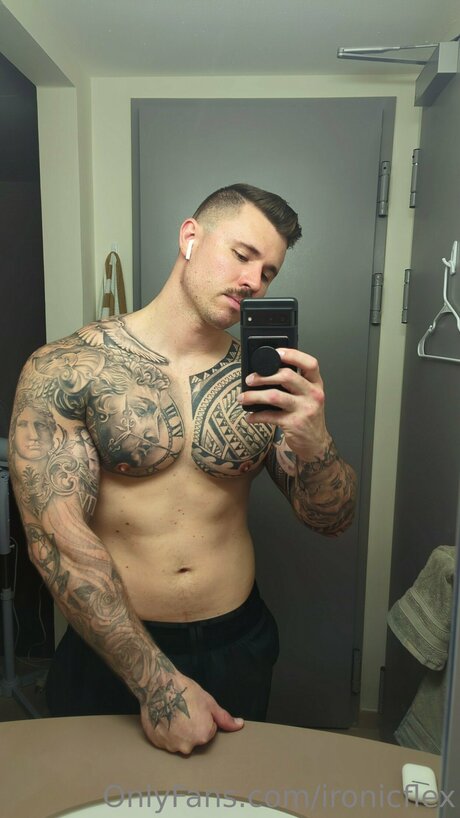 Ironicflex naked star pics