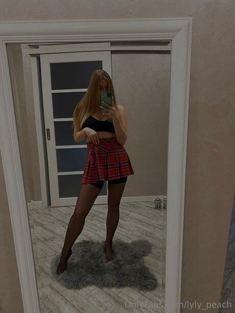 Lyly Peach nude model photo