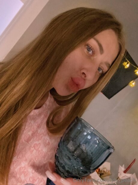 Lyly Peach porn model image