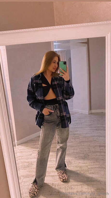 Lyly Peach porn actress photo