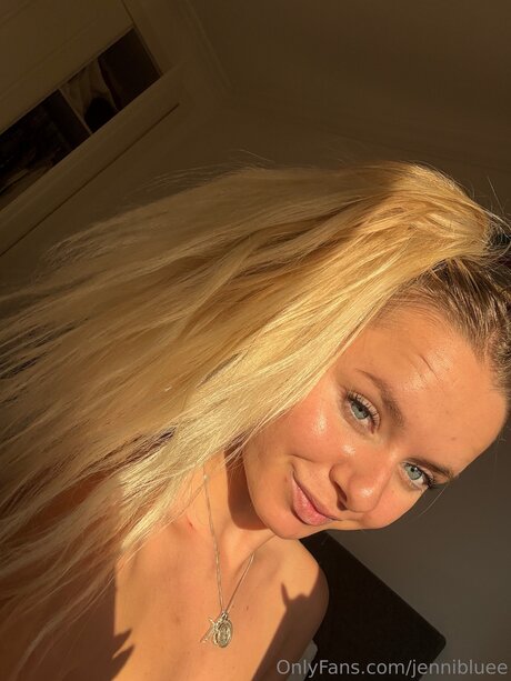 Jennibluee naked pornstar photos