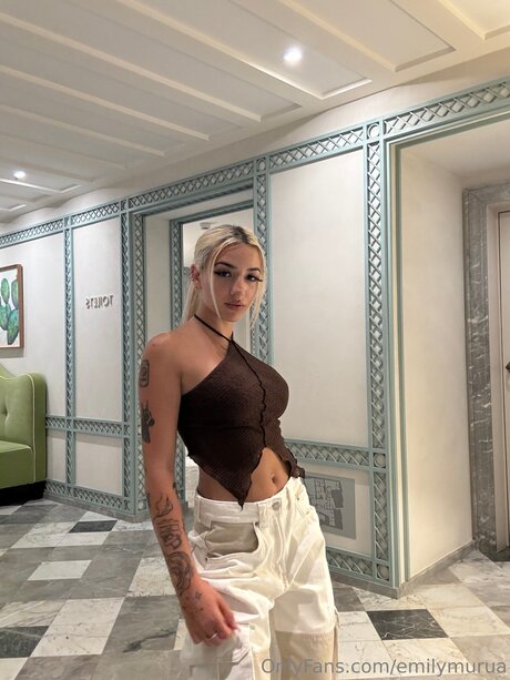 Emylee01 star top img