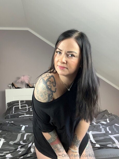 Annaleafree model nude photo