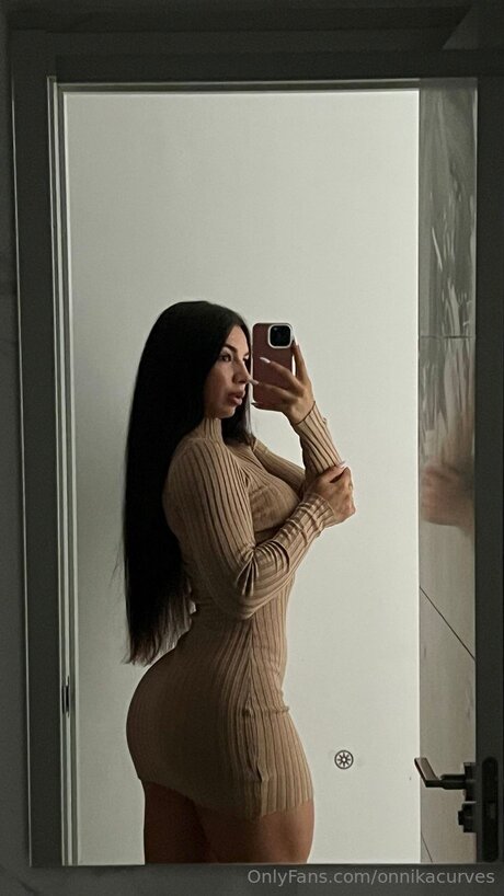 Onnikacurves hot model pics