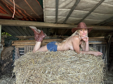 Leonie Sanders pornstar free image