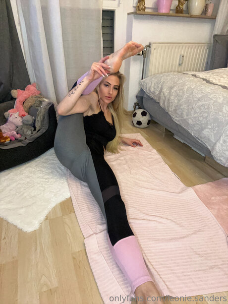 Leonie Sanders beautiful actress img