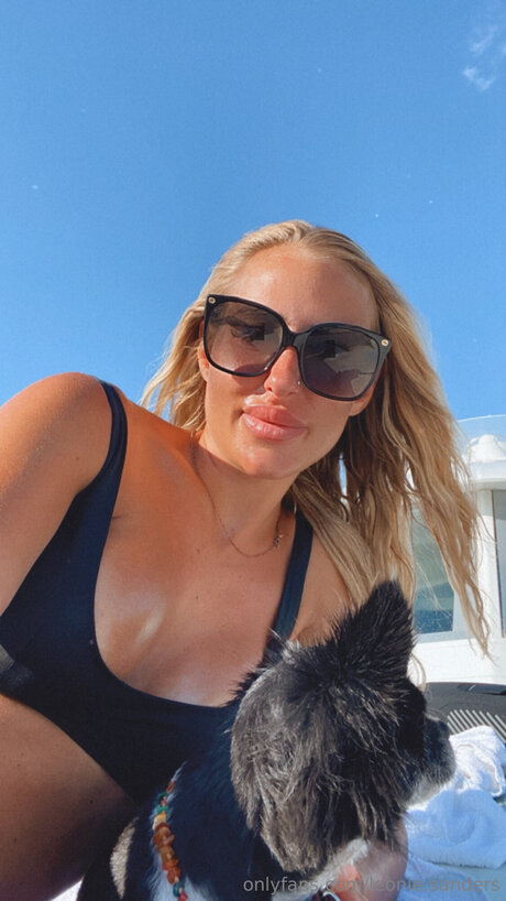 Leonie Sanders model exclusive images