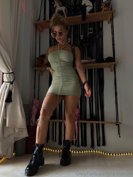 Realsnow erotic pornstar pics