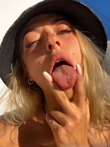 Realsnow sex model pics