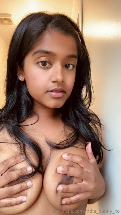 Indie Bunny Xo naked pornstar img