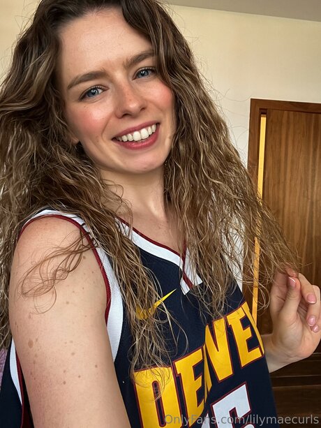 Lilymaecurls naked model picture