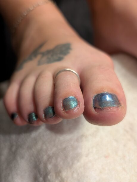 Barefoot Bunny B nude pornstar image