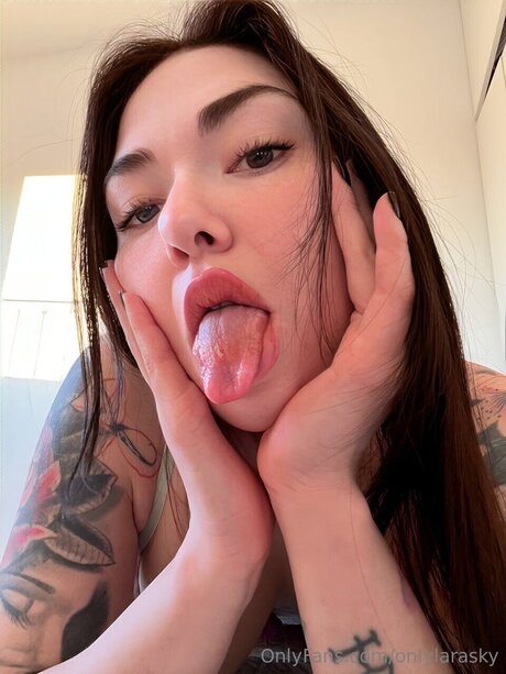 Onlylarasky nice pornstar image
