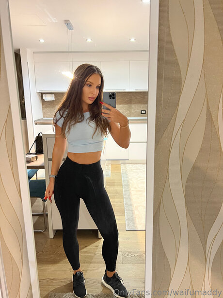 Waifumaddy sexy actress img