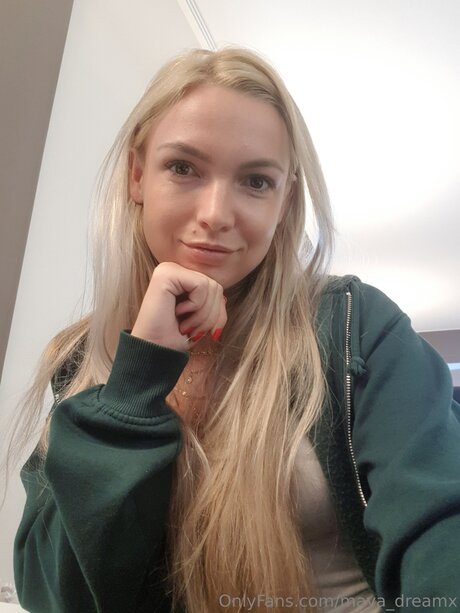 Maya Dreamx erotic star photo