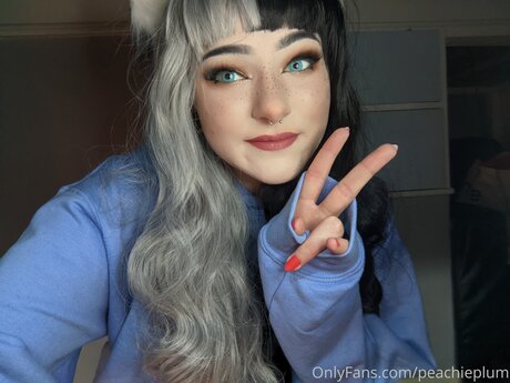 Peachieplum xxx model picture