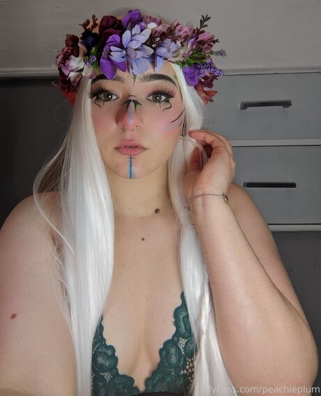 Peachieplum model nude pictures