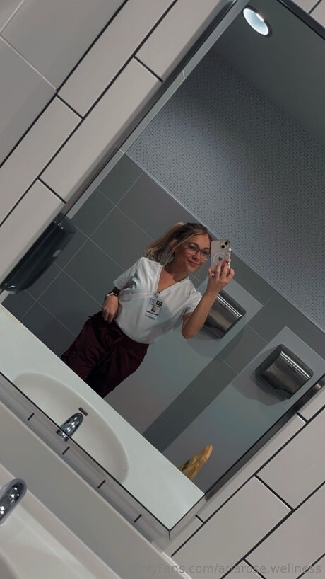 Ariarose Wellness free actress gallery