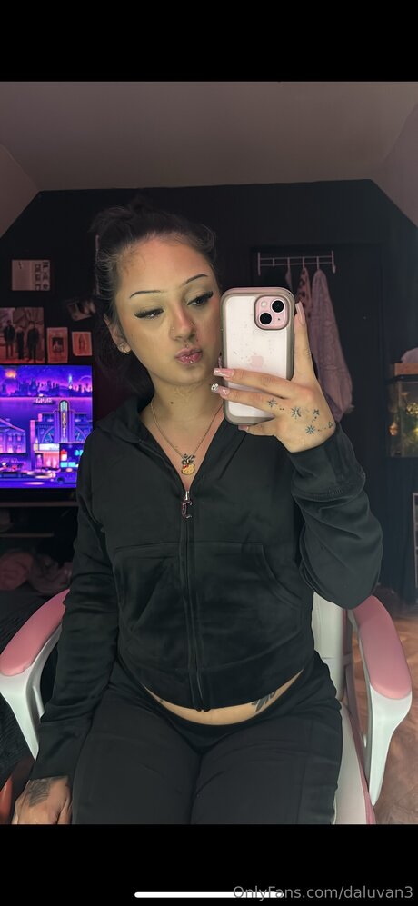 Daluvan3 model adult pic
