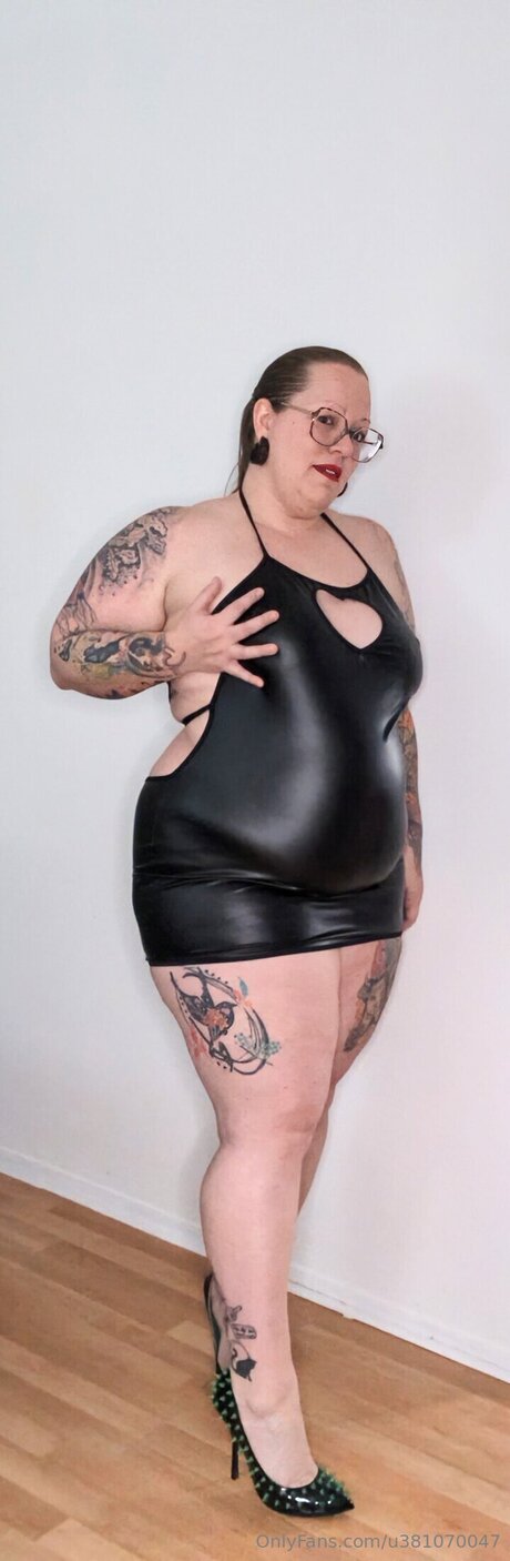 U381070047 model top photos