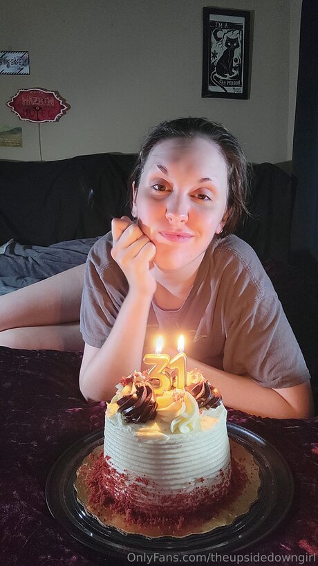 Theupsidedowngirl art model image