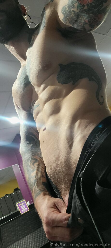 Irondegenerate porn model photo