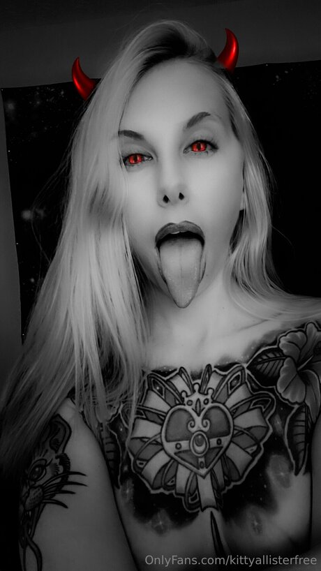 Kittyhanafree nude pornstar pic