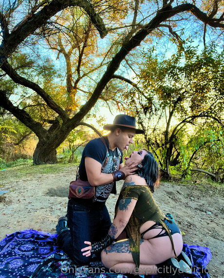 Explicitlydelicious beautiful model image