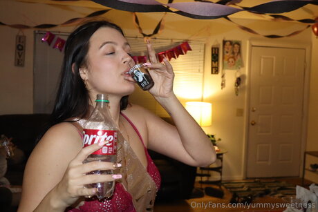 Yummysweetness model naked photo