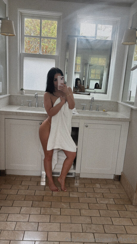 Anittaafterhrs erotic model photo