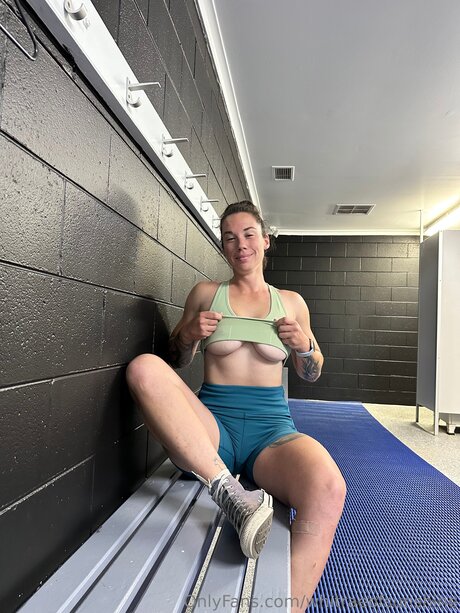 Whitraeofsunshine model top picture