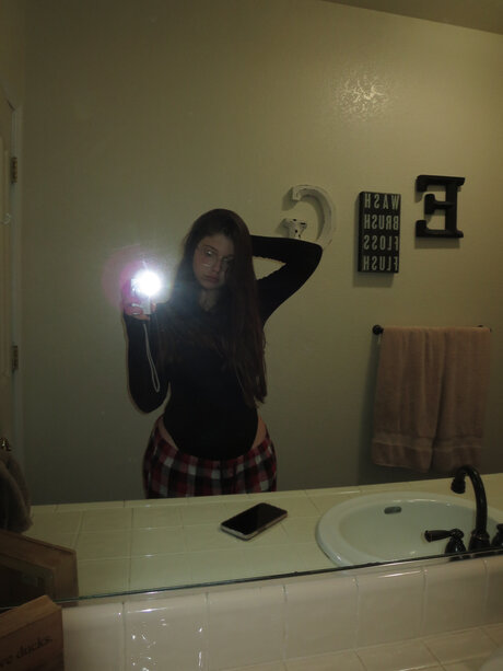 Onlyylucy model nude archive