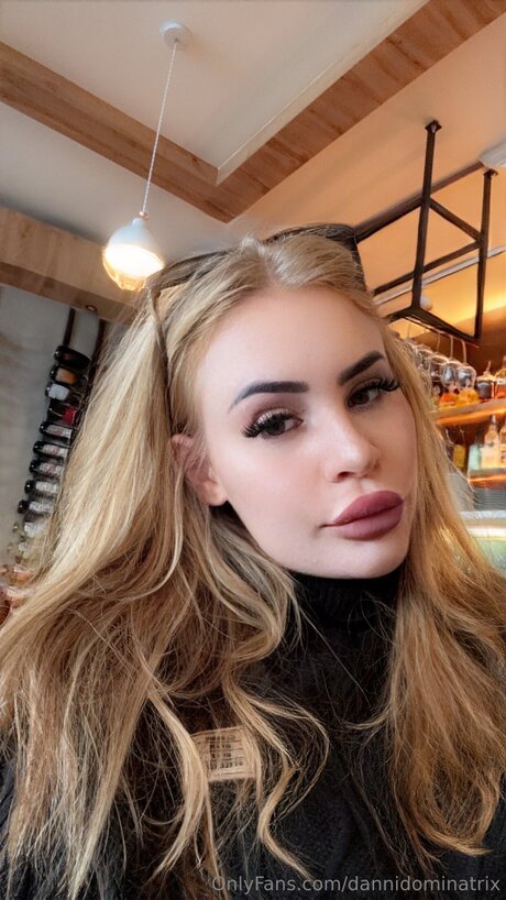 Dannidominatrix pretty star pic